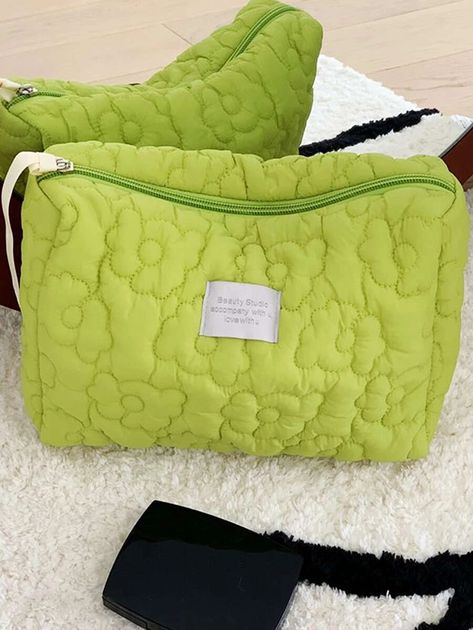 1pc Floral Quilted Letter Label Decor Makeup Bag | SHEIN USA Fabric Makeup Bag, Flower Makeup, Applique Fabric, Green Flower, Toiletry Bag Travel, Travel Toiletries, Toiletry Bags, Portable Travel, Flower Images