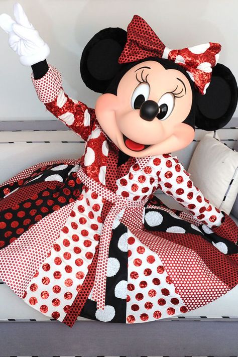 Minnie Mouse Disneyland, Disney Characters Mickey Mouse, Disney Characters Costumes, Minnie Outfit, Walter Elias Disney, Minnie Mouse Pictures, Disney World Characters, Mickey Y Minnie, Cute Disney Wallpaper