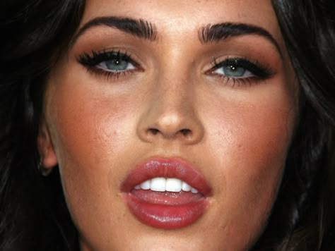 Megan Fox - Bombshell makeup look Megan Fox Face, Megan Fox Makeup, Fox Makeup, Megan Denise Fox, White Eyeliner, Makeup For Teens, No Eyeliner Makeup, Lipstick Makeup, Makeup Goals