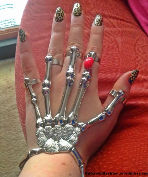 Skeleton hand armour! love it! Skeleton Hand Bracelet, Hand Bracelet With Ring, Tree Of Gondor, Skeleton Bracelet, Skeleton Ring, Nerd Chic, Finger Bracelets, Full Finger Rings, Gold Pinky Ring