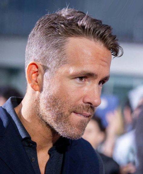 Ryan Reynolds Hair, Ryan Reynolds Haircut, Loc Styles For Short Hair, Beard Guide, High And Tight Haircut, Stubble Beard, Styles For Short Hair, Men's Short Hair, Men's Haircuts