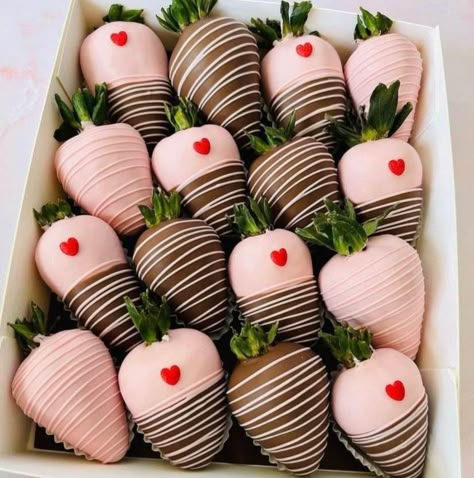 Dipped Strawberries Recipe, Valentine Chocolate Covered Strawberries, Chocolate San Valentin, Chocolate Covered Desserts, Strawberries Bouquet, Valentine Strawberries, Chocolate Covered Strawberry Recipe, Strawberry Box, Chocolate Covered Strawberries Bouquet