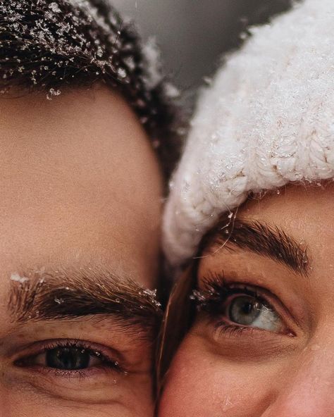 Winter Couple Pictures, Couple Photography Winter, Christmas Couple Photos, Christmas Couple Pictures, Snow Photoshoot, Snow Pictures, Winter Photoshoot, Winter Engagement Photos, Foto Tips