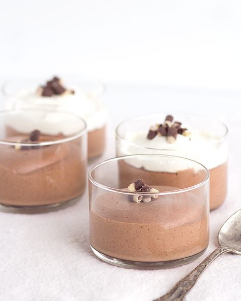 These baileys chocolate mousse cups are simple to make and taste divine. They're boozy, rich and creamy. The fluffy texture is to die for! Chocolate Mouse Mini Cups, Baileys Chocolate Mousse Recipe, Baileys Chocolate Mousse, Bailey Mousse, Chocolate Mousse Cups, Boozy Chocolate, Mousse Cups, Carrot Cake Bars, Coffee Buttercream