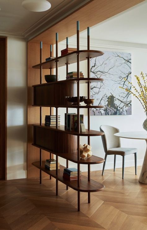 Mid Century Modern Living Room Bookshelf, Shelf Partition Design, Bookshelf Banister, Mid Century Interior Design Living Room, Gallery In House, Book Storage Living Room, Shelf Room Divider Ideas, Open Wall Ideas, Shelving Partition