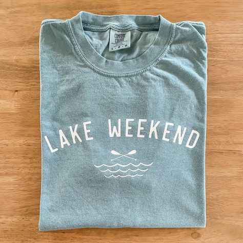 Lake Weekend, Lake Vibes, Cute Summer Shirts, Summer Lake, Top Summer, Trendy Gift, Graphic Tees Women, Ice Blue, Summer Shirts