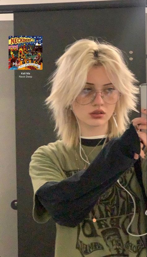 Bleached Hair With Dark Roots, 2024 Hair Trends For Women, Grunge Haircut, Short Bleached Hair, Styl Grunge, 2024 Hair Trends, Short Relaxed Hairstyles, Short Grunge Hair, Haircuts For Women Over 50