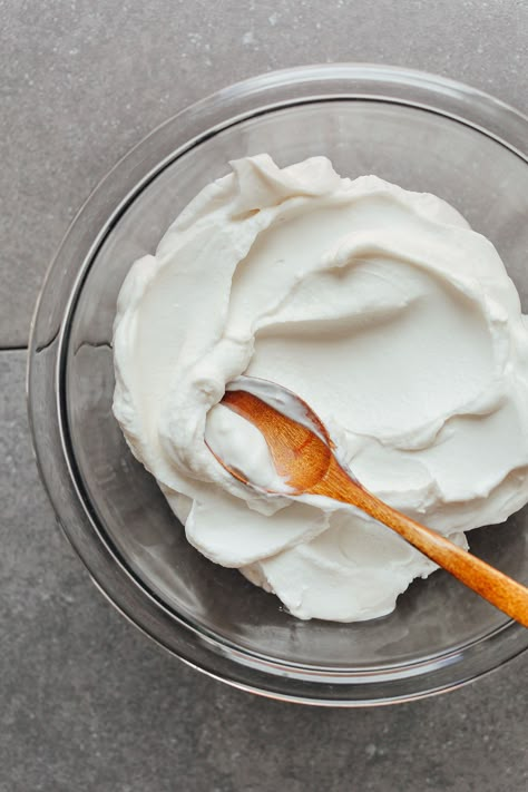 Easy, vegan, and gluten-free coconut yogurt with just 2 ingredients and 1 bowl! Thick, rich, tangy, creamy, and perfect for snacking! Coconut Yogurt Recipe, Homemade Coconut Yogurt, Minimalist Baker, Vegan Yogurt, Yogurt Recipes, Coconut Yogurt, 2 Ingredients, Kefir, Kombucha