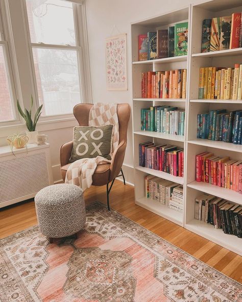 25 Cozy And Serene Reading Room Ideas You Need To See Bright Cozy Reading Room, Home Office Reading Corner, Office And Reading Room Ideas, Reading Corner In Living Room, Book Reading Room, Day Room Ideas, Reading Area Ideas, Small Reading Room Ideas, Library Office Room