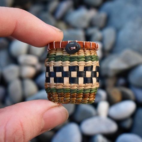 Pine Straw Baskets, Birch Bark Baskets, Pine Needle Crafts, Basket Weaving Diy, Basket Weaving Patterns, Tiny Jewelry, Garden Weeds, Basket Crafts, Invasive Plants