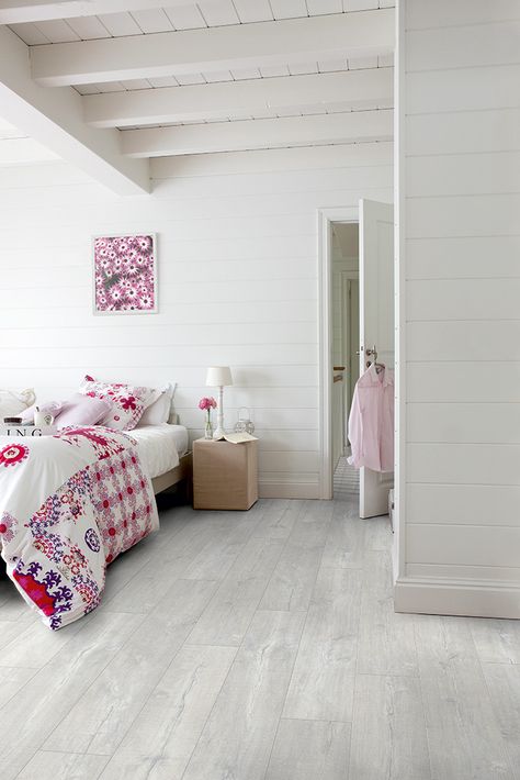 Quick-Step Livyn Flooring Essential V4 'Patina oak light grey, planks' (ESV007) in a modern bedroom. To find more bedroom inspiration, visit our website: https://www.quick-step.co.uk/en-gb/room-types/choose-the-perfect-bedroom-flooring #chambre #slaapkamer Light Grey Flooring, Light Gray Bedroom, Grey Laminate Flooring, Bedroom Tile, Timber Floor, Quickstep, Basement Flooring, Perfect Bedroom, Grey Flooring