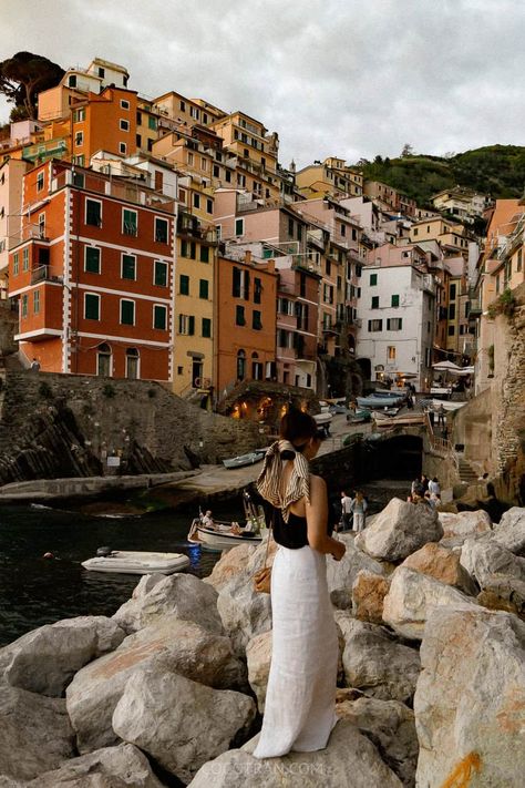 Ultimate Travel Guide To Visiting Riomaggiore In Cinque Terre italy Cliffside Village, Riomaggiore Cinque Terre Italy, Riomaggiore Italy, Beautiful Vacation Spots, Scenic Travel, Cinque Terre Italy, Stay Overnight, Asia Travel Guide, Italy Travel Guide