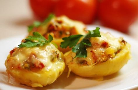 Potato boats with chicken, tomato, and pepper Steamed Potatoes, Stuffed Potatoes, Potato Skin, Gratin Dish, Ukrainian Recipes, Recipes Appetizers, Chafing Dishes, Smoked Chicken, Chicken And Vegetables