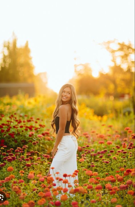 Flower Farm Poses, Senior Picture Ideas Flowers Field, Outdoor Model Shoot Poses, Cute Senior Pictures Ideas, Senior Pics In Flower Field, Senior Spring Pictures, Flower Fields Photography, Women Photo Poses, Senior Picture Ideas Ffa