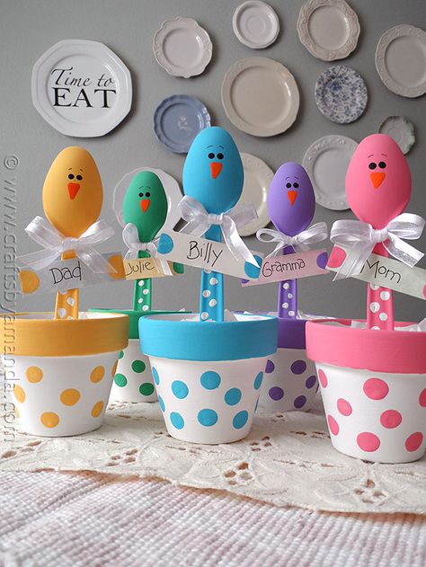 Painted spoons inside painted terra cotta pots  Great Idea for inexpensive yet decorative plant ID Diy – Velikonoce, Easter Chick Craft, Diy Osterschmuck, Clay Pot Crafts, Easter Projects, Easter Dinner, Easter Time, Hoppy Easter, Easter Chicks