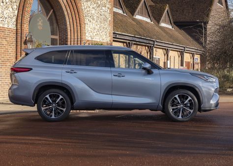 Best Self-Charging Hybrid SUVs 2023 - CarGurus.co.uk Best Hybrid Suv, Best Hybrid Cars, Family Suv, Small Suv, Toyota C Hr, Mid Size Suv, Suv Cars, Combustion Engine, Head Up Display