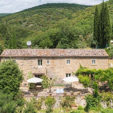 A honey stone Tuscan Farmhouse with Terrace and Hill Views Tuscan Farmhouse Bedroom, Tuscany Italy Aesthetic House, Tuscany Villa Aesthetic, Italian Countryside House, Tuscan Architecture Italian Villa, Tuscany Italy Countryside Villas, Italian Villa Pool Tuscany Italy, Cortona Tuscany, Modern Tuscan