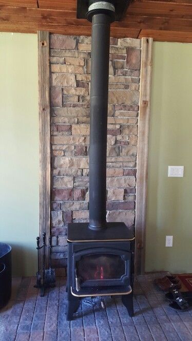 Fireplace with brick back wall. Brick Wall Behind Wood Stove, Living Room Heater, Fireplace With Brick, Wood Stove Decor, Concrete Cabin, Oak Beam Fireplace, Stove Wall, Stove Decor, Wood Stove Hearth