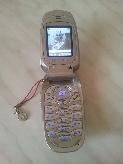 2000s Phone Aesthetic, Flip Phone 2000s Aesthetic, Flip Phone 2000s, 2000s Phone, Flip Phone Aesthetic, Telephone Vintage, Retro Gadgets, Vintage Phones, 2000s Aesthetic