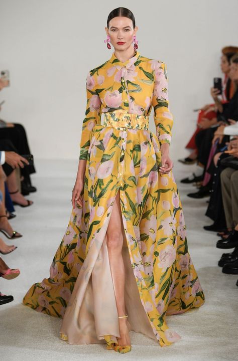 Carolina Herrara s/s2023 New York Fashion Week 2023 Runway, Fashion Week 2023 Runway, Spring 2023 Runway, Summer 2023 Runway, Fashion Week Dresses, Formal Wear Women, Mode Kimono, Classy Dress Outfits, Embroidery Designs Fashion