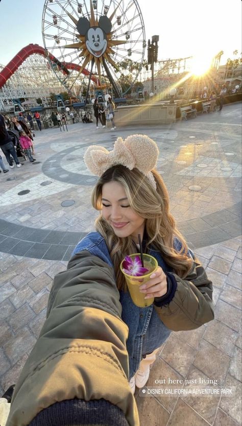 Disneyland Aesthetic Outfit, Disneyland Outfit Ideas, Outfit Ideas For Moms, Disneyland Aesthetic, Disney Poses, Paris Photo Ideas, Disney Trip Outfits, Disney Outfits Women, Disneyland Photos