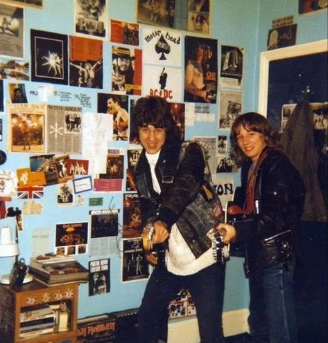 Metalhead Room, 1980s Bedroom, Metal Girl Style, Cool Snaps, 80s Room Aesthetic, 80s Rock Fashion, Teenagers Bedroom, 80s House, 80s Room