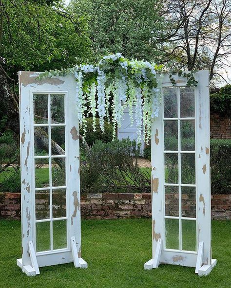 Vintage Wedding Backdrop, Vintage French Doors, Vintage Furniture Wedding, Old French Doors, French Country Rug, Door Backdrops, Wedding Doors, Wedding Backdrop Design, Wedding Display