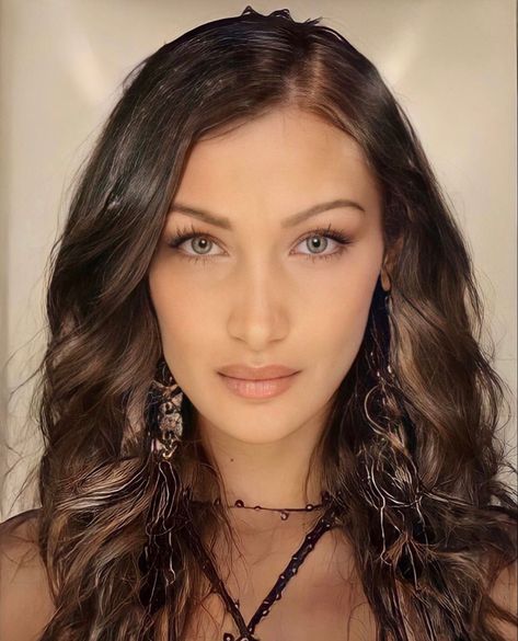 Symmetrical Face, Face Symmetry, Perfect Jawline, Face Aesthetic, Queen B, Front View, Bella Hadid, Aesthetic Girl, Hair Styles