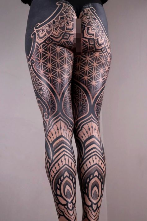 The Black Line Sequence in the Ornamental Tattoo - Tattoo Life Armpit Tattoo Ideas, Blastover Tattoo, Most Unique Tattoos, Tattoo Locations, Armpit Tattoo, Geometric Sleeve Tattoo, Armor Tattoo, Tattoo Ideas Inspiration, Tattoo Leg