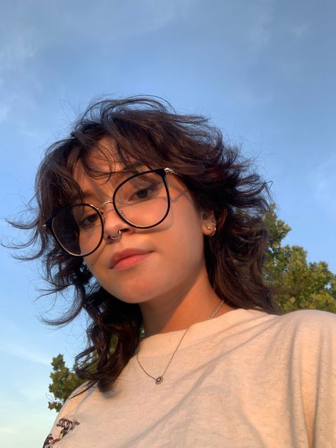 Shaggy Haircut Round Face, Wavy Bangs Round Face, Shaggy Haircuts Round Faces, Short Haircuts With Wispy Bangs And Layers, Shag With Glasses, Wispy Wavy Bangs, Shag Cut Wavy Hair, Glasses For Chubby Faces, Wavy Hair With Glasses