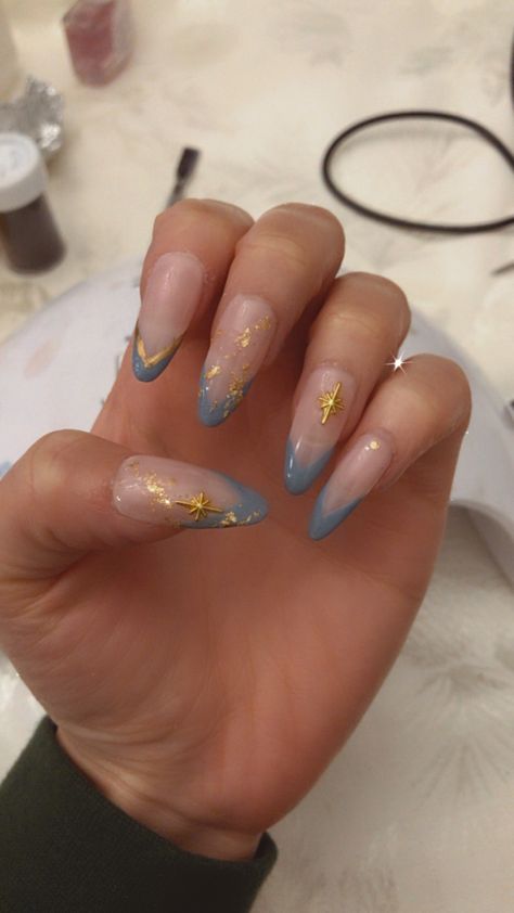 Nail art celestial star gold pastel Cute Moon Nail Designs, Moon And Star French Tip Nails, Light Blue Nails With Gold Design, Navy And Gold Star Nails, Pastel Blue Nails Aesthetic, Gold And Light Blue Aesthetic, Periwinkle And Gold Nails, Moon Nails Blue, Light Blue And Gold Nail Designs