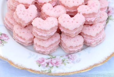 strawberry cream wafers Strawberry Wafers, Cream Wafers, Pastel Macaroons, Tea Party Cake, Pink Desserts, Tea Time Food, Tea Party Food, Pink Foods, Cream Tea