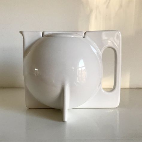 Listed on VNTG.com: Geometric teapot, 1960s | #vntg #vintage Bauhaus Teapot, Geometric Teapot, Teapot Shapes, Grasshopper Lamp, Modern Tea Pot, Art Deco Pillow, Geometric Lamp, Lucio Fontana, Art Deco Desk