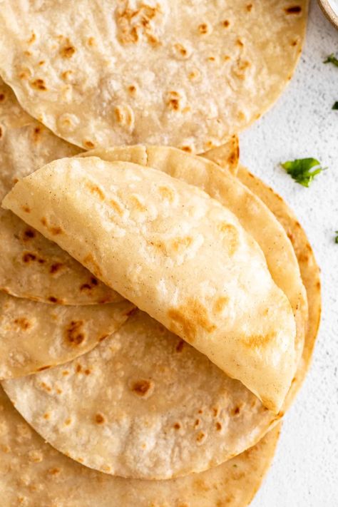 You only need 5 simple ingredients for this easy Almond Flour Tortillas recipe! Healthy, gluten-free tortillas that have the perfect texture. Almond Tortillas Recipe, Almond Flour Tortilla Recipe, Ground Turkey Taco Salad, Flour Tortillas Recipe, Almond Flour Tortillas, Jar Of Lemons, Make Almond Flour, Tortillas Recipe, Ground Turkey Tacos