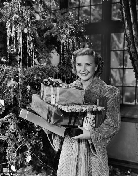 Priscilla Lane of the Lane Sisters stood for this publicity shot in Christmas 1941, the year she starred in the rom-com Million Dollar Baby opposite a young Ronald Reagan Priscilla Lane, Christmas Specials, Vintage Christmas Photos, Xmas Photos, Old Fashioned Christmas, Christmas Past, Vintage Christmas Tree, Merry Little Christmas, Golden Age Of Hollywood