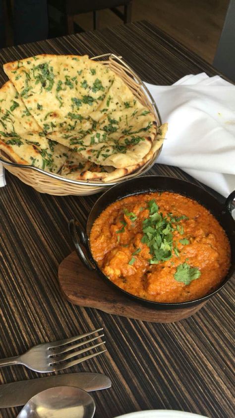 Butter Chicken And Naan Aesthetic, Garlic Naan And Butter Chicken, Naan And Butter Chicken, Naan Aesthetic, Butter Chicken Aesthetic, Paneer Curry, Garlic Naan, Desi Food, Food Pics