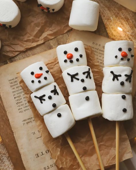 Snowman Marshmallow Stirrers for White Hot Chocolate | Jemma Loi Hot Chocolate Stirrers Diy, Winter Themed Treats, Marshmallow Stirrers, Snowman Themed Party, Marshmellow Snowman, Snowman Marshmallows, Winter Marshmallows, Snowman Hot Chocolate, Chocolate Stirrers