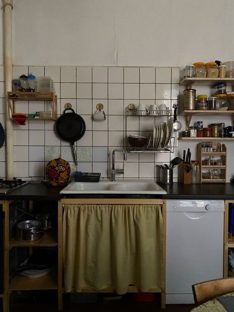 Old Building Apartment Interior Design, Old Apartments Aesthetic, Old Kitchen Aesthetic, Old Small Apartment, Old Apartment Kitchen, Small Old Kitchen, Old Italian Kitchen, Small Japanese Apartment, European Apartment