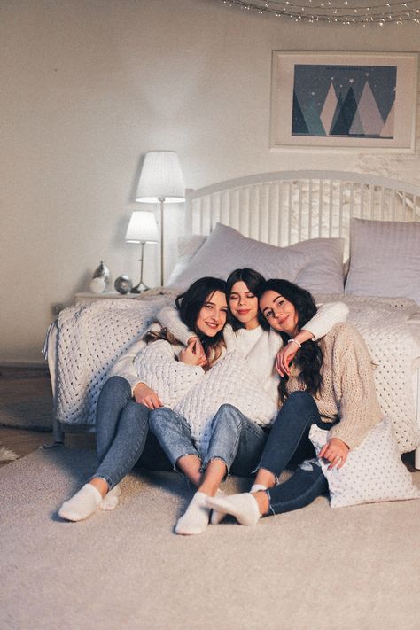 Indoor Friends Photoshoot, Bestie Photoshoot, Indoor Birthday, Best Friends Shoot, Best Friend Photos, Indoor Fun, Three Friends, Friend Photoshoot, Portrait Poses