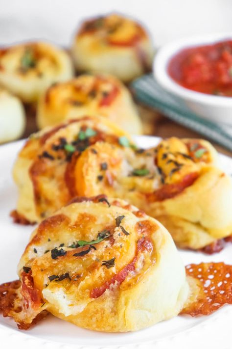 These delicious pizza pinwheels are an easy recipe that are a hit every time! Made with freshly baked pizza dough and all your favorite pizza toppings, it's perfect for snacktime, dinner and even parties. Appetizer Pizza, Best Football Food, Football Tailgate Food, Football Foods, Pizza Pinwheels, Superbowl Food, Pinwheels Recipe, Football Appetizers, Baked Pizza