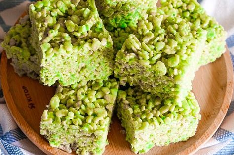 Pandan Rice, Rice Krispies Recipe, Pandan Leaves, Green Desserts, Rice Crispy Treats, Rice Krispie Treats, Crispy Treats, Rice Crispy, Asian Dishes