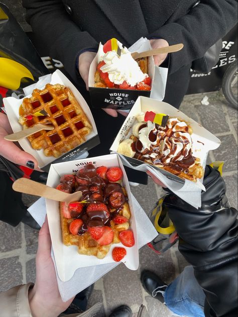 Waffle In A Cup, Waffle Packaging, Waffle Bar Ideas, Mini Donuts Maker, Belgium Waffles, Crepes And Waffles, Waffle Bar, In Bruges, Waffle Toppings