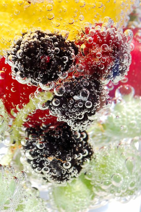 Fruit In Water, Bubble Fruit, Movement Photography, Water Fruit, Favorite Aesthetic, Water Abstract, Fruit Water, Ice Water, Water Photography