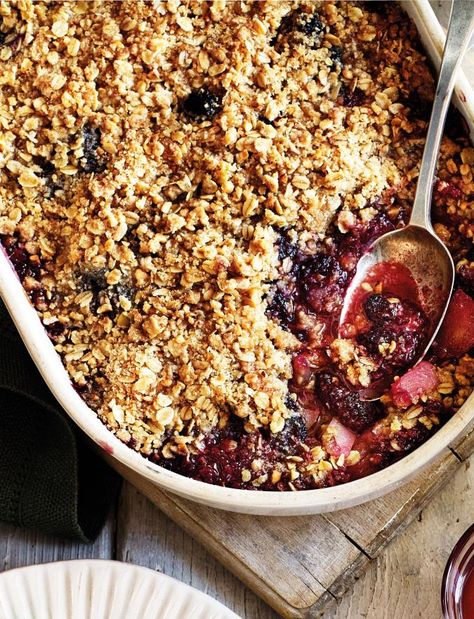 Recipe: Blackberry, pear and  elderflower crumble Crumble Recipes, Blackberry Crumble, British Cooking, Ginger Biscuits, Crumble Recipe, Savoury Recipes, Sun Lounge, Crumble Topping, Cookies Ingredients