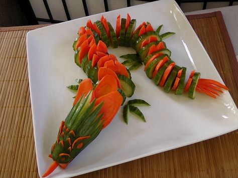 Cucumber and Carrot Dragon Fun food Kids buffet gurken Karotten Möhren Drache Ninjago Party, Pancake Art, Fruit Animals, Decorações Com Comidas, Creative Food Art, Food Carving, Fun Kids Food, Best Fruits, Healthy Appetizers