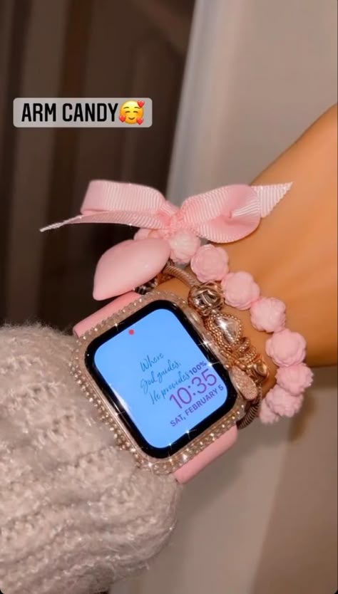 Stacked Bracelets With Apple Watch, Cute Apple Watch Bands Aesthetic, Apple Watch And Bracelets, Girly Apple Watch, Apple Watch With Bracelets, Pretty Apple Watch, Apple Watch Wrist, Bracelets Apple Watch, Apple Watch Aesthetic