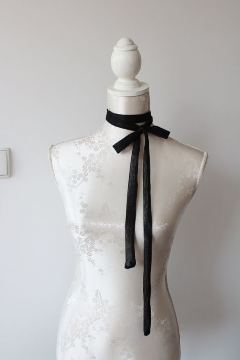 Black Ties With Design, Cute Neck Accessories, Black Neck Accessories, Ribbon Around Neck Aesthetic, Neck Tie Accessories, Black Ribbon Outfit, Neck Assesories Aesthetic, Button Up And Tie Woman, Neck Tie Outfit For Women Aesthetic