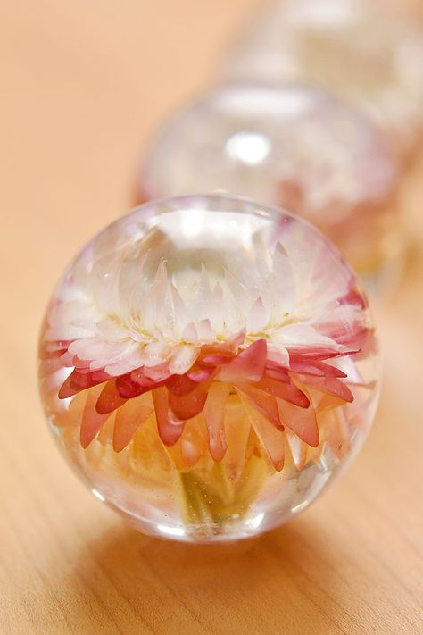 Follow our simple step by step tutorial to learn how to preserve flowers in resin! It's an easy, beginner friendly project, and a great way to preserve flowers from a graduation, summer garden, or wedding bouquet. This paperweight makes a beautiful homemade gift. Plus it's a super fun craft for teens, adults, and seniors. Resin Flower Sphere, Resin Flowers Preservation, Flowers In Resin Diy, Preserve Flowers In Resin, Fun Crafts For Teens, Preserve Flowers, Diy Resin Crystals, Dried Flowers Diy, Flowers In Resin