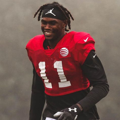 Julio brought the dreads back for 2018 😤 Julio Jones Falcons, Julio Jones, Atlanta Falcons, Nba Players, Nba, Atlanta, Nfl, Sports Jersey, Football