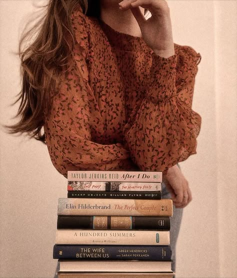 Book Pics For Instagram, Cool Book Pictures, Booktography Ideas, Stack Of Books Photography, Selfies With Books Ideas, How To Pose With Books, Book Photoshoot Aesthetic, Book Stack Photography, Book Club Photography